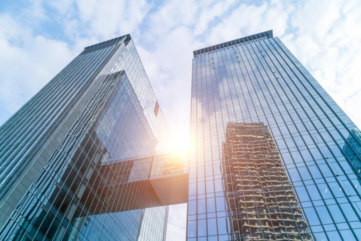 2025年版【Webマーケティング会社完全ガイド】成長率200%以上企業の特徴と選び方 44 abstract architecture blue entrance perspective financial 1417 1065 1