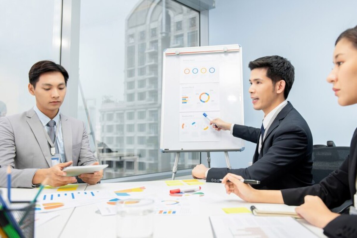 【Webマーケティング戦略完全版】ROI150%達成のための戦略立案と実践マニュアル 56 asian businessman presenting business plan charts meeting 8087 3995 1