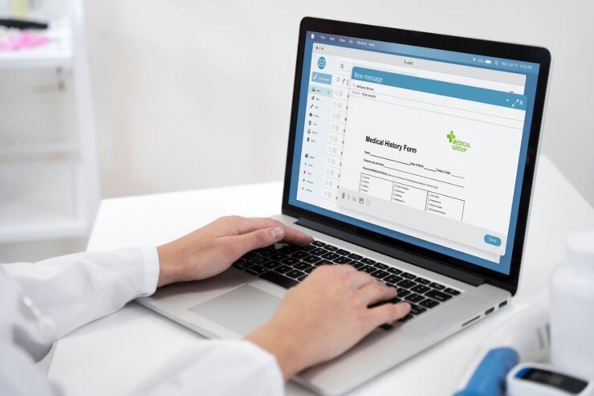 2025年最新【Web記事制作完全ガイド】 PV10倍を実現する効率的な制作フロー 28 doctor writing about routine medical checkup 23 2149281073