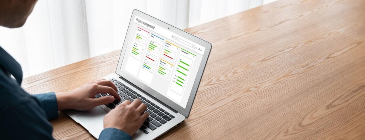 2025年最新【AI記事作成完全ガイド】効率と品質を両立する実践的活用法 12 project planning software modish business project management computer screen showing timeline chart team project 31965 266192