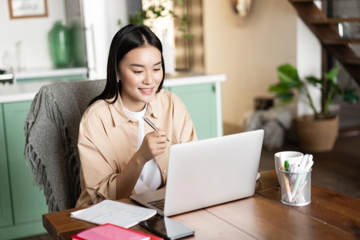 2024年最新【Webマーケティング副業ガイド】月収30万円を実現する実践的戦略 44 smiling asian girl studying home laptop listening webinar taking notes writing down homewo 1258 84186 1