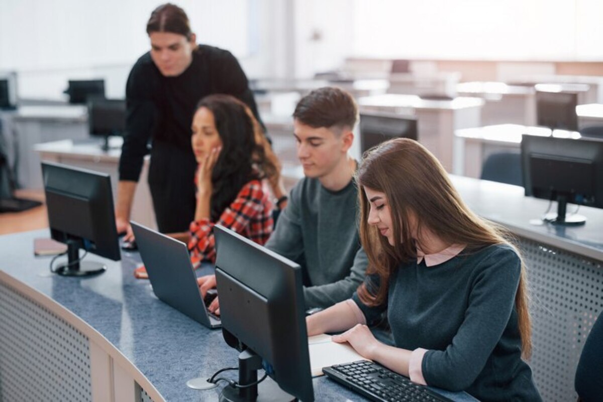 2025年最新版【Webマーケティングスクール比較ガイド】重要ポイント徹底解説 11 spacious area group young people casual clothes working modern office 146671 16510 1