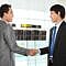 2025年最新【Webマーケティングコンサルガイド】売上320%アップの選び方 8 business colleagues shaking hands 8595 14153 1