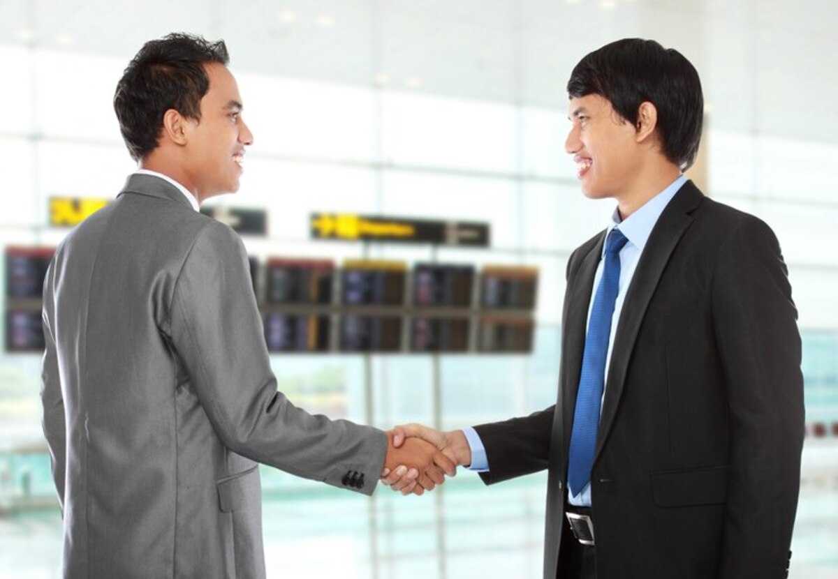 2025年最新【Webマーケティングコンサルガイド】売上320%アップの選び方 60 business colleagues shaking hands 8595 14153 1