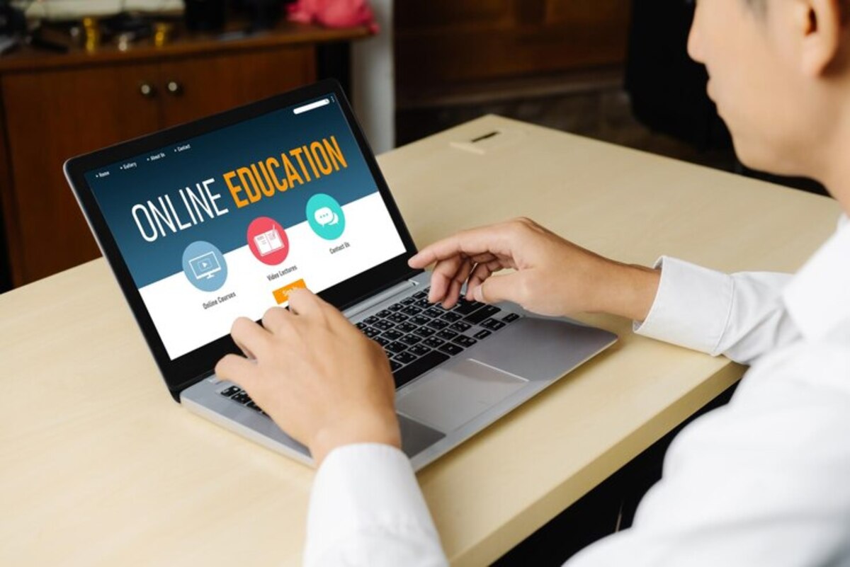 2025年最新【Webマーケティング講座ガイド】初心者からプロまで目的別の選び方 13 elearning website with modish sofware student study internet 31965 82295 1