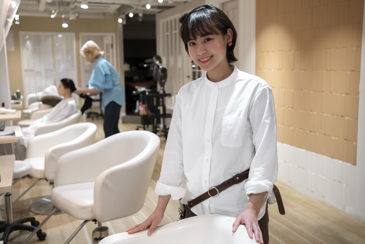 2025年最新【美容室 web集客 アプリ完全ガイド】デジタル活用で実現する効率的な集客戦略 44 female stylist posing japanese hairdressers 1