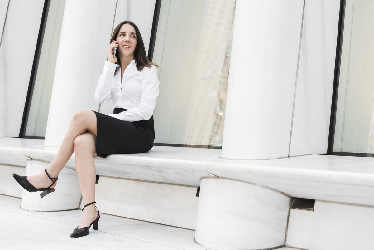 2025年【女性経営者向けWeb集客サービス比較】効果と実績で選ぶ人気ランキング 4 full shot woman sitting with phone 1