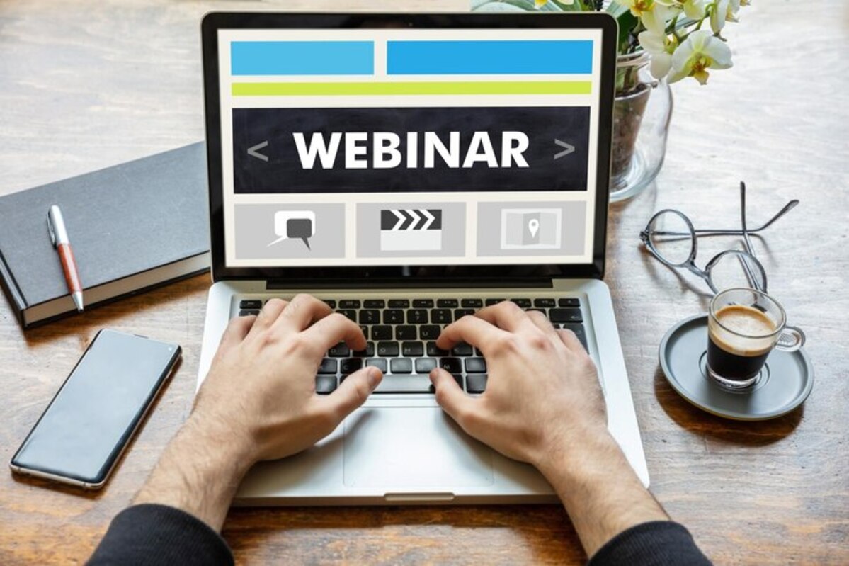 2025年最新【Webマーケティングセミナー選び方】スキルアップが目指せる選択のコツ 52 man working laptop with word webinar computer screen 771335 10800 2