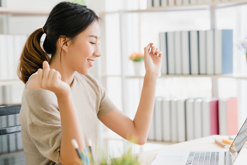 beautiful young smiling asian woman working laptop desk living room home 1