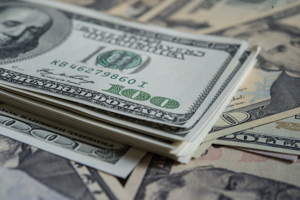 2025年最新【Webマーケティング給付金ガイド】 効果的な制度活用と申請手続き 48 billie dollar money background 1