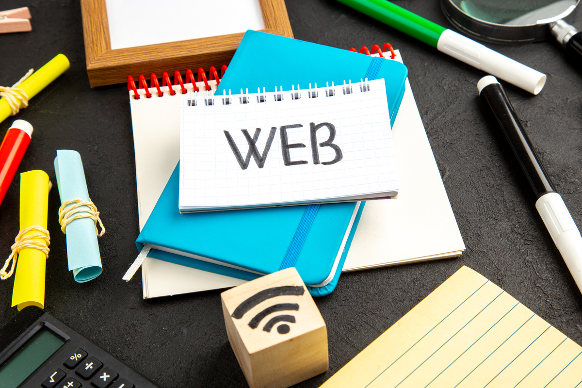 2025年版【Webマーケティング効果測定ガイド】Web担当者のための実践的測定改善法 8 blue copybook with note colorful pencils dark surface 1