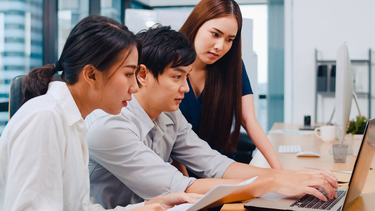 2025年最新版【Webマーケティング完全理解】効率的な学習法と実践テクニック 44 collaborative process multicultural businesspeople using laptop presentation communication meeting brainstorming ideas about project colleagues working plan success strategy modern office 1