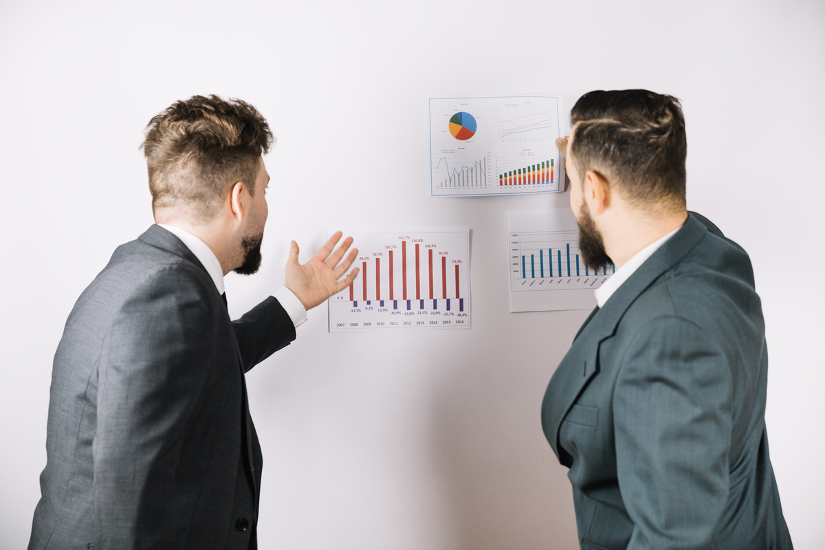 2025年最新【webマーケティングの比較】効果的なサービス選択の手法 48 coworkers watching diagrams wall 1