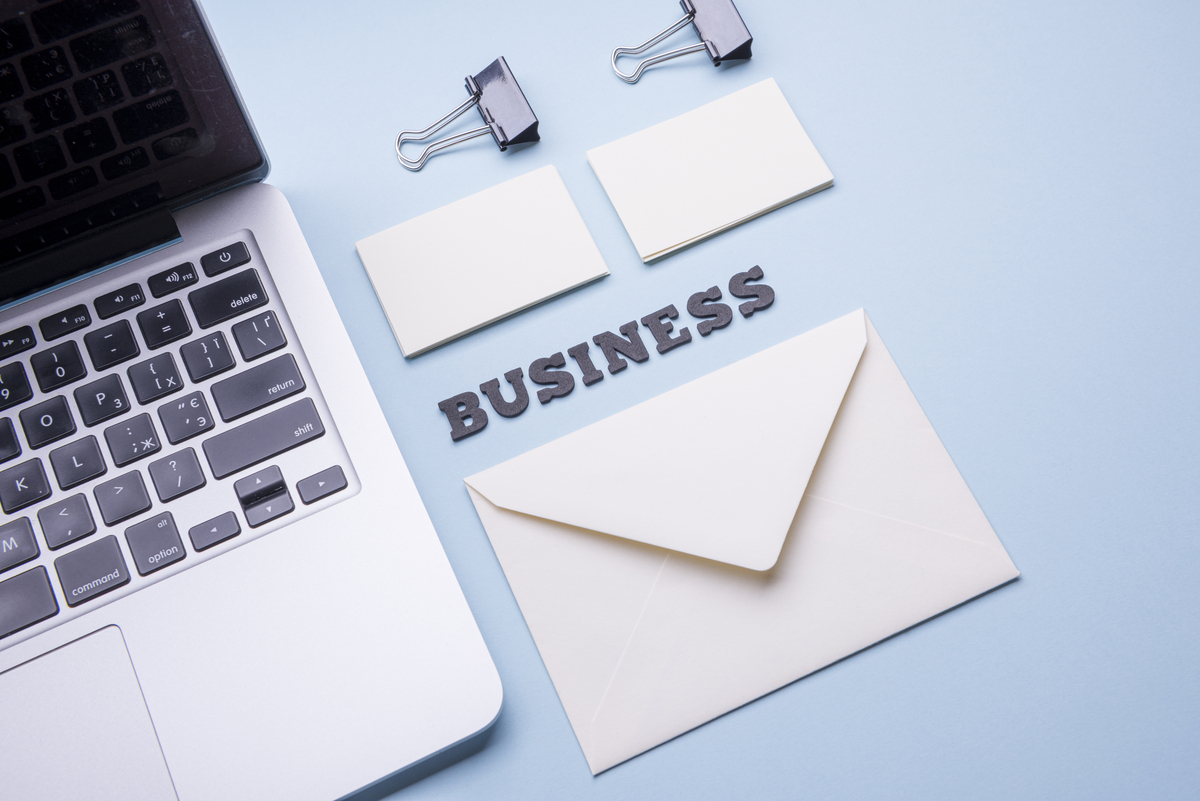 2025年最新【メールWebマーケティング実践ガイド】 効果的な施策立案と運用管理 40 empty business card laptop 1