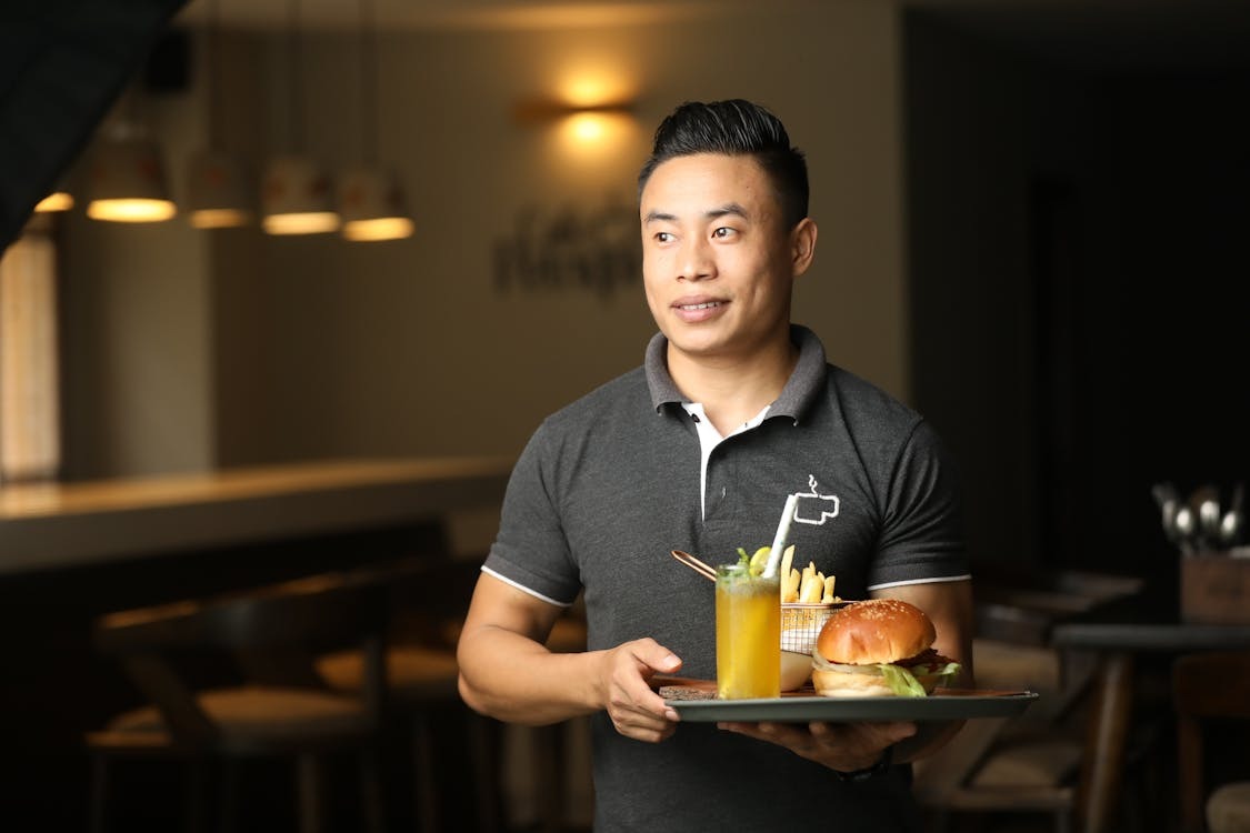 2025年【飲食店 Webマーケティング完全ガイド】実務経験20年のプロが教える、集客率200%を実現する価値創造戦略 8 free photo of waiter serving bur