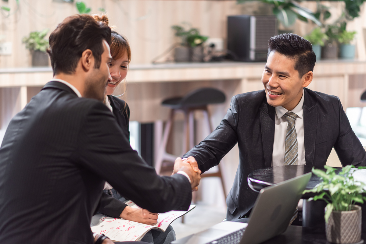 2025年最新【webマーケティング求人】採用率180%向上の実践的なノウハウ 32 group diverse business people successful teamwork working together with laptop computer office 1 1