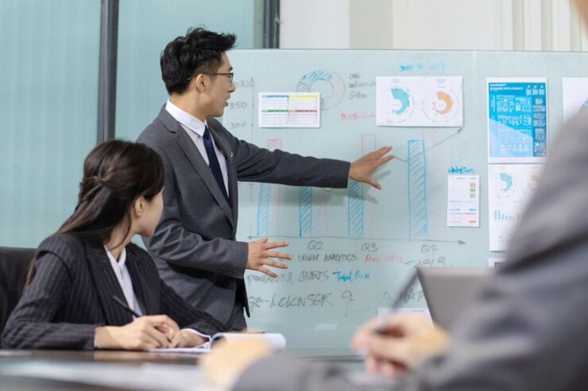 2025年最新【Webマーケティング運用管理ガイド】効果120%増加の実証済み継続メソッド 12 group people working out business plan office 258369 5 1