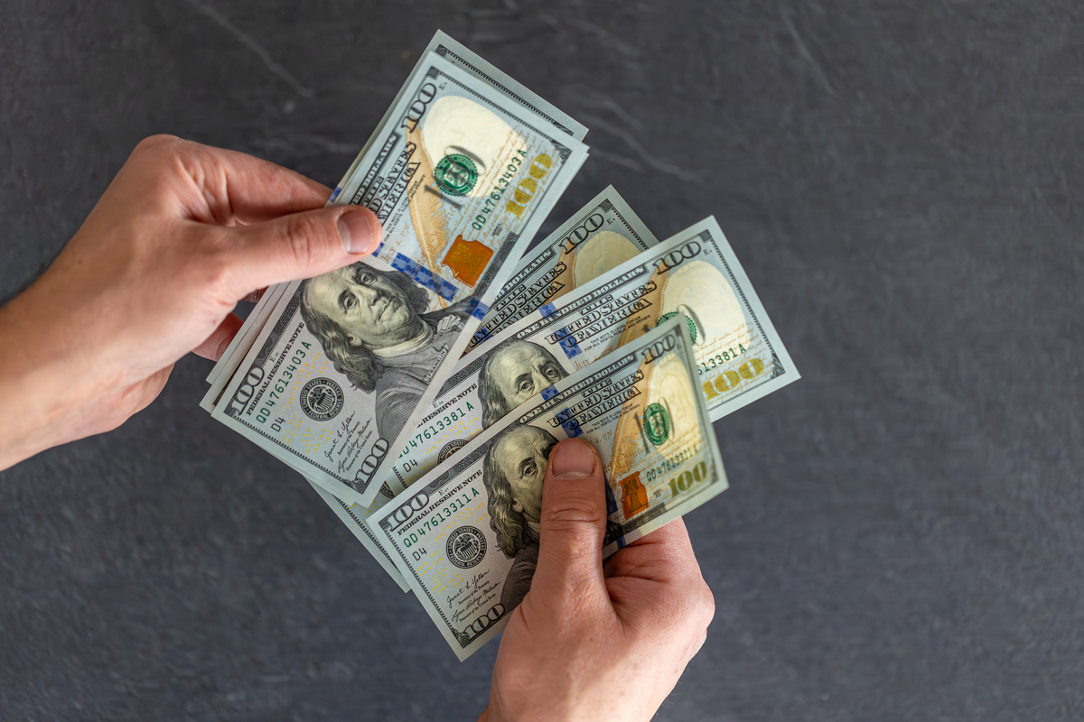 2025年最新版【Webマーケティング給与ガイド】年収150%アップ法からキャリア戦略 24 hand holding money international currency exchange world money 1