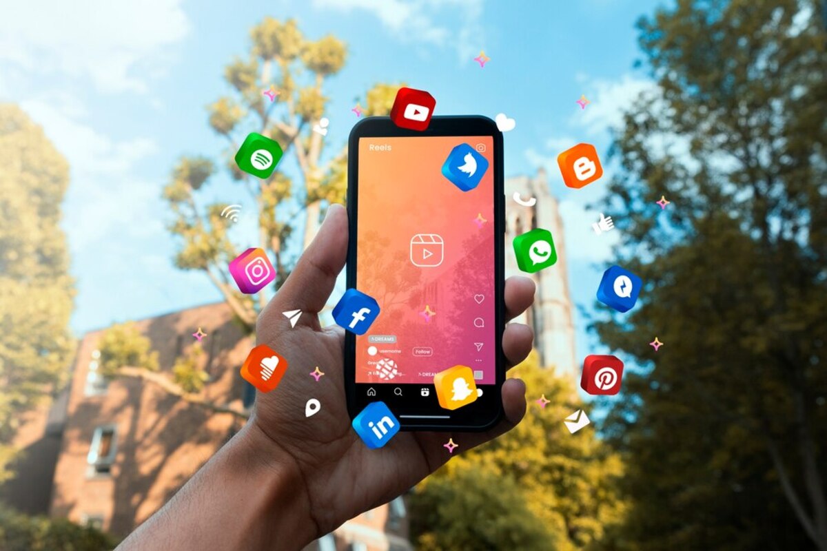 2025年最新【SNSマーケ】効果200%向上の実践ガイド 12 hand holding smartphone social media concept 23 2150208253 1