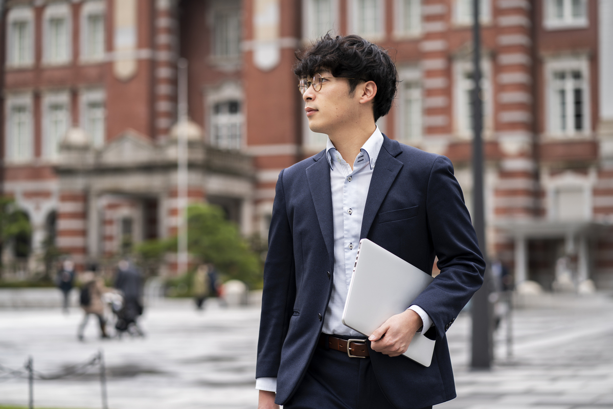 2025年最新版【Webマーケティング新卒就活】内定率180%向上する実践的なアドバイス 36 japanese business concept with business person 1