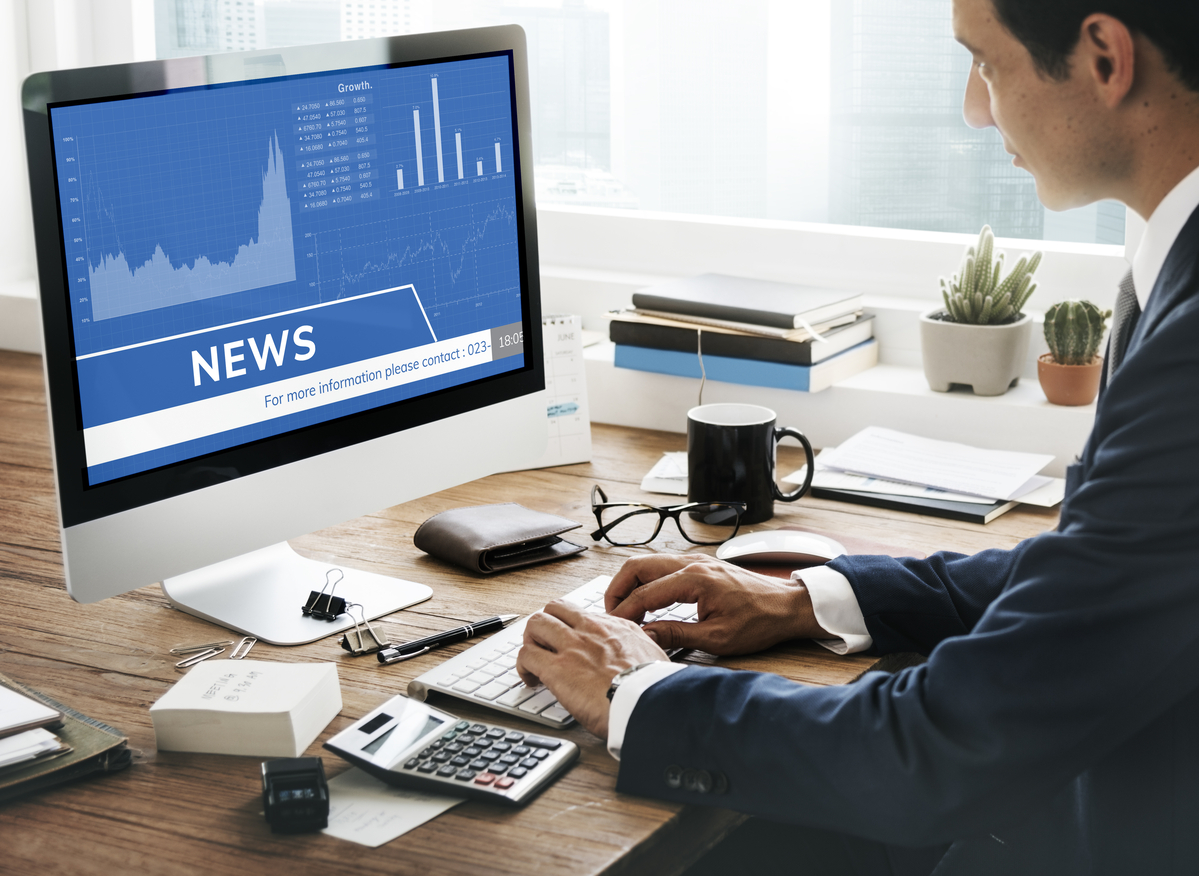 2025年最新【webマーケティングニュースガイド】あなたの情報活用率を180%向上させる 5 man looking stock market news computer 1