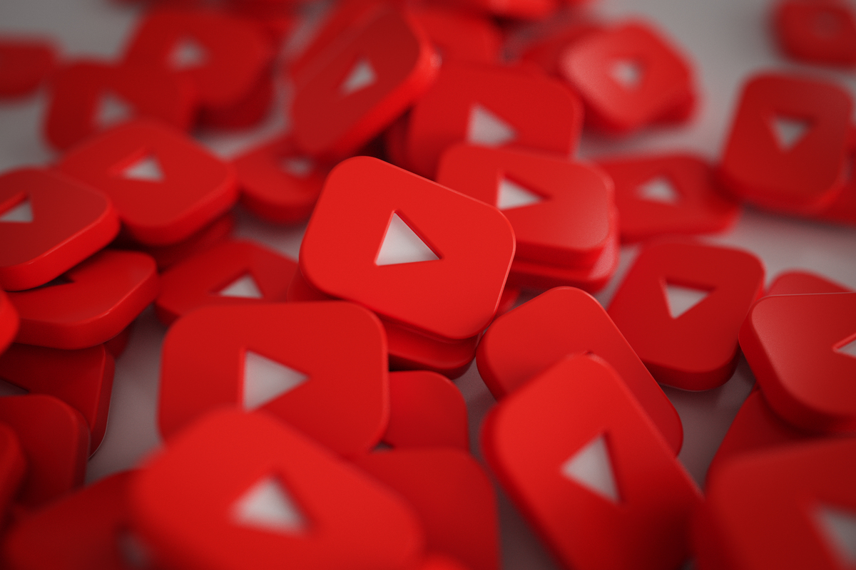 2025年最新版【YouTubeで実現するWebマーケティング】視聴率200%向上の戦略と具体的な施策 24 pile 3d play button logos 1