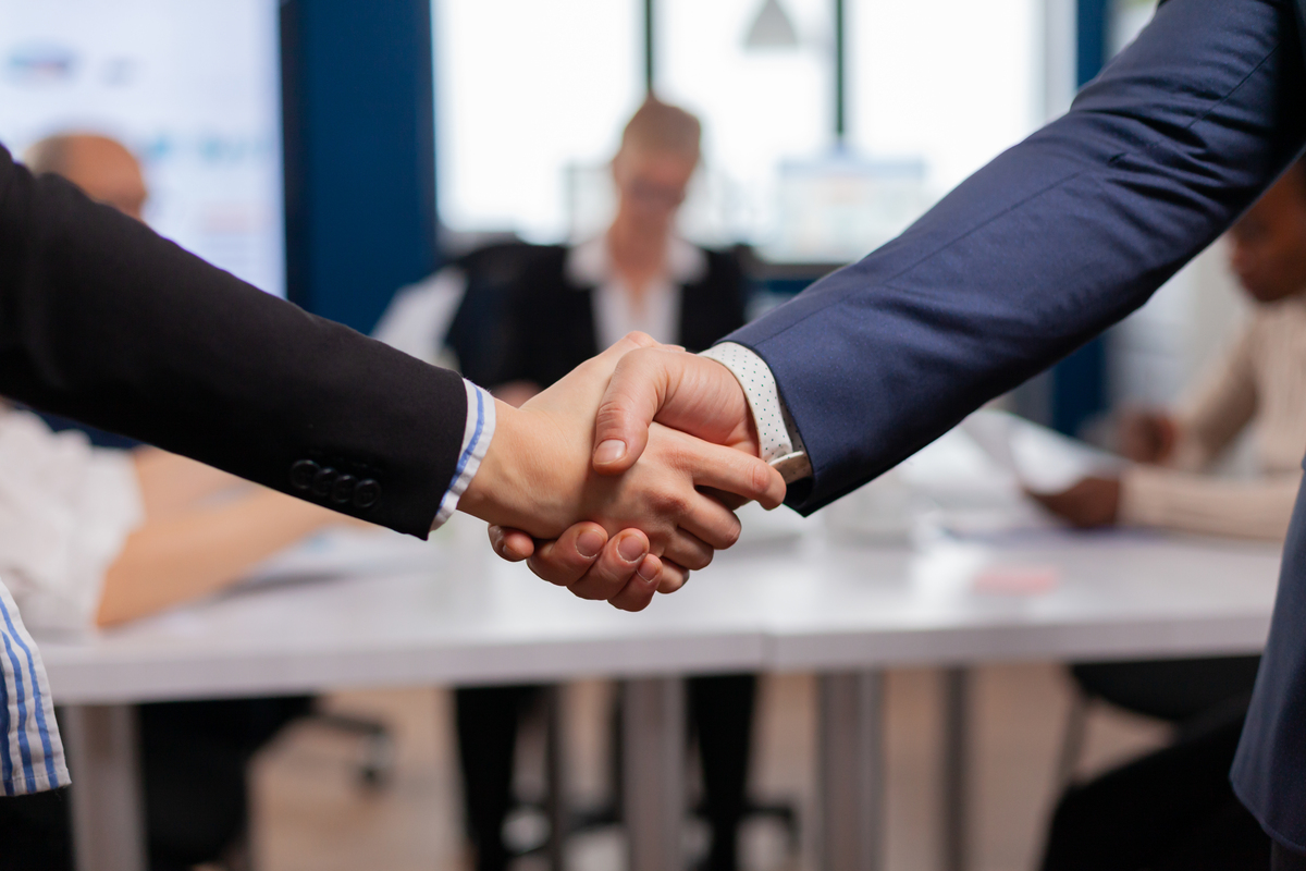 2025年最新【Web就職完全ガイド】内定率180%向上の実践的アプローチ 28 satisfied businessman company employer wearing suit handshake new employee get hired job interview man hr manager employ successful candidate shake hand business meeting placement concept 1