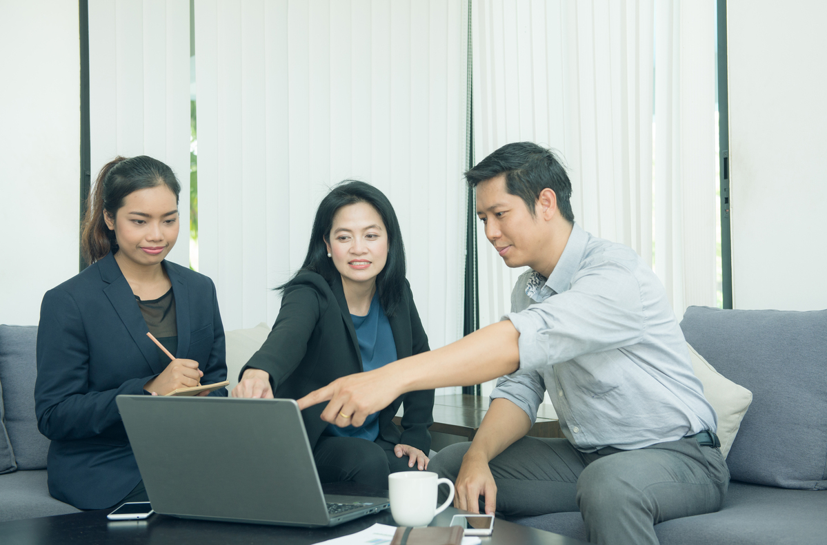 2025年最新【デイトラ活用完全ガイド】習得率180%向上の実践的な学習法 36 serious discussing laptop female male 1