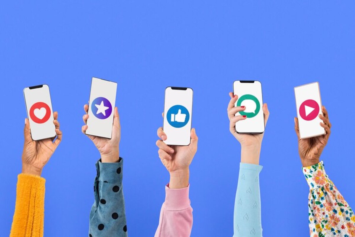 2025年最新【webマーケティング sns】Webマーケティングで成果を出すSNS活用と運用のすべて 16 smartphone screen hand with social media icons 53876 128999 2