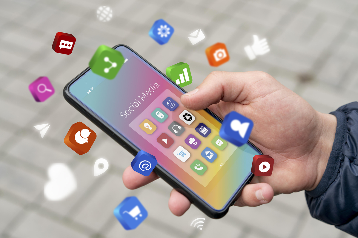 2025年最新版【Webマーケティングメディア完全ガイド】効果180%のコンテンツ配信・運営 16 social media marketing concept marketing with applications 1