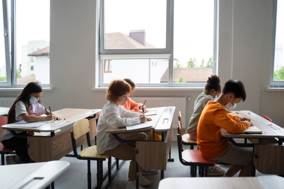 2025年最新【学習塾Web】集客率200%向上の実践ガイド 8 students learning school their classroom 23 2149511025 1