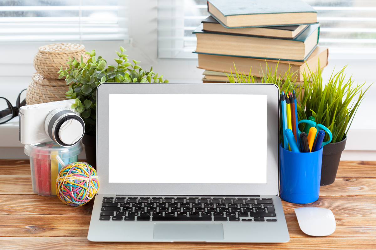 2025年最新版【webマーケティングを学べる学校】確実にスキル習得を実現しよう 8 work space laptop blank screen wooden table 1